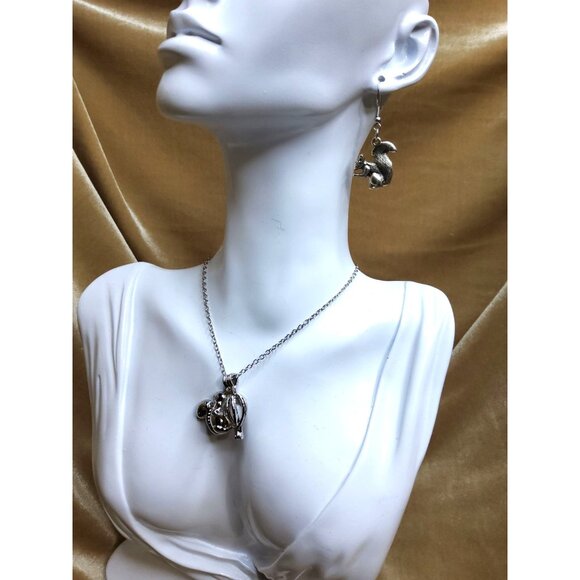 vintage womens silver tone squirrel w/nut necklace and squirrel earrings - Picture 3 of 4